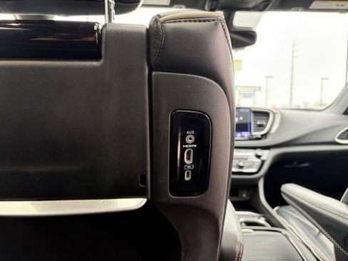 Used 2022 Chrysler Pacifica Limited w/ Uconnect Theater Family Group FWD image 21