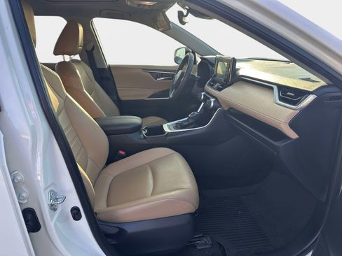 Used 2022 Toyota RAV4 XLE Premium image 8