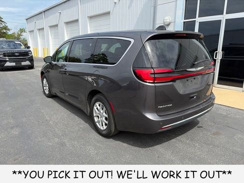 Used 2023 Chrysler Pacifica Touring-L FWD image 4