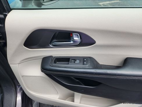 Used 2022 Chrysler Pacifica Touring-L FWD image 49