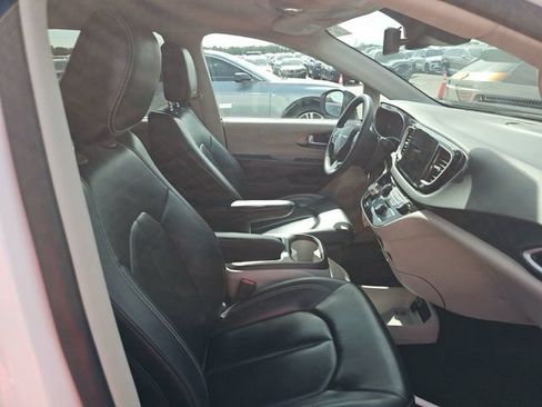 Used 2023 Chrysler Pacifica Touring-L FWD image 10