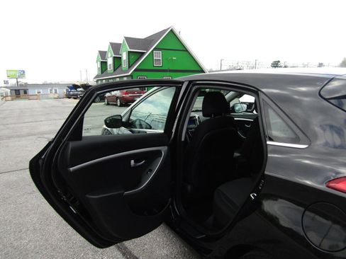 Used 2016 Hyundai Elantra GT image 17