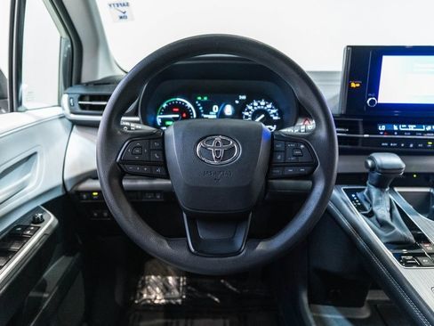 Used 2025 Toyota Sienna LE FWD image 16