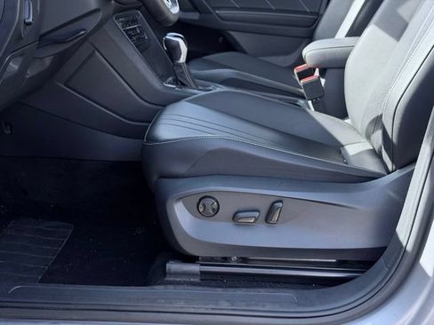 Used 2024 Volkswagen Tiguan SE AWD/4WD image 17