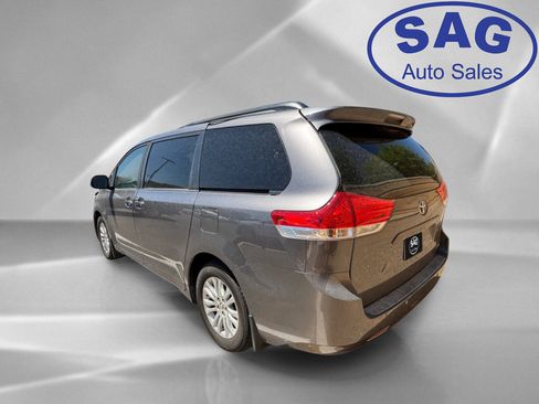 Used 2014 Toyota Sienna XLE FWD image 4