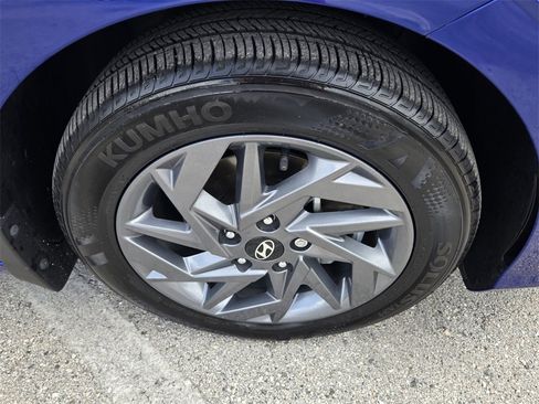 Certified 2024 Hyundai Elantra SEL image 17