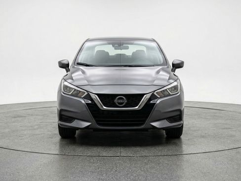 Used 2025 Nissan Versa SV image 2