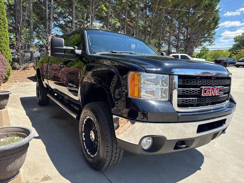Used 2011 GMC Sierra 2500 SLE w/ SLE Preferred Package AWD/4WD image 8