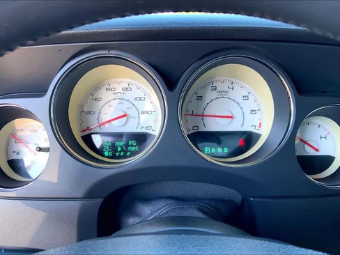 Used 2014 Dodge Challenger SXT image 18