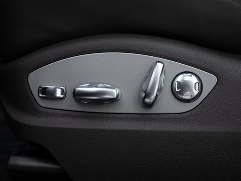 Certified 2025 Porsche Macan image 19