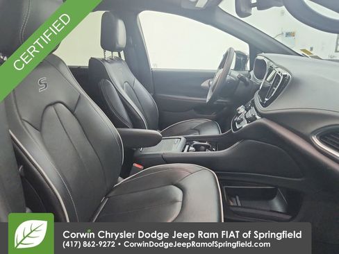 Certified 2025 Chrysler Pacifica Limited image 35