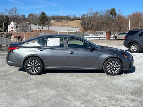 Used 2023 Nissan Altima 2.5 SV image 2