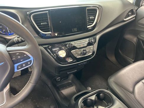 Used 2025 Chrysler Pacifica Select FWD image 5
