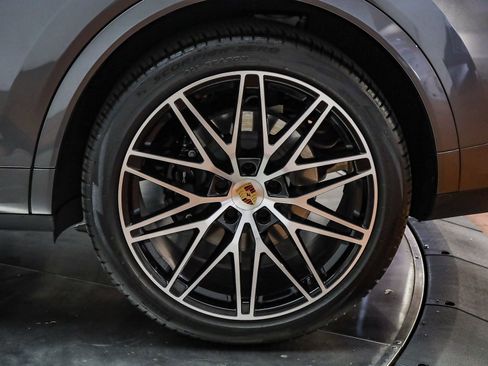 Used 2025 Porsche Cayenne image 9