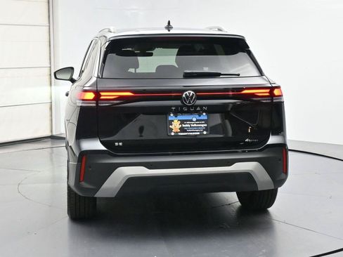 Used 2025 Volkswagen Tiguan SE AWD/4WD image 25