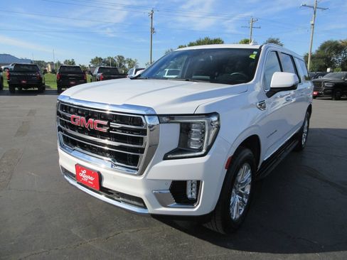 Certified 2022 GMC Yukon XL SLT w/ SLT Premium Package AWD/4WD image 11