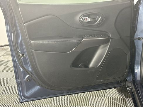 Used 2019 Jeep Cherokee Limited image 19