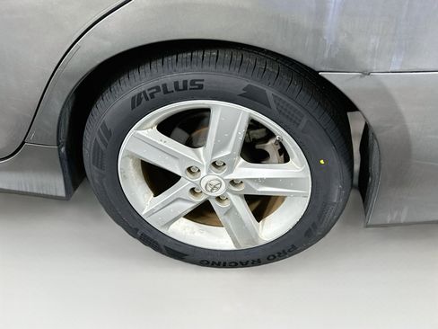 Used 2012 Toyota Camry SE FWD image 11