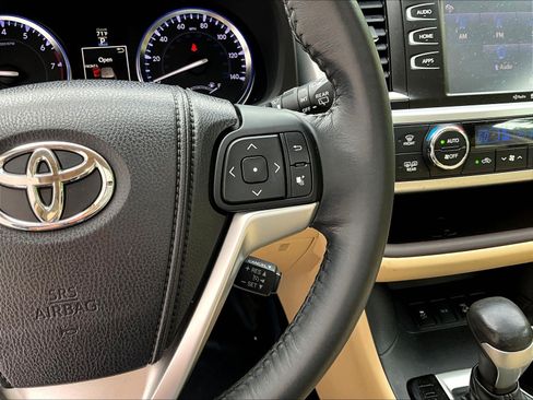Used 2014 Toyota Highlander XLE AWD/4WD image 12