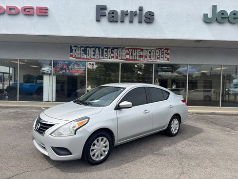 Used 2018 Nissan Versa SV FWD image 1