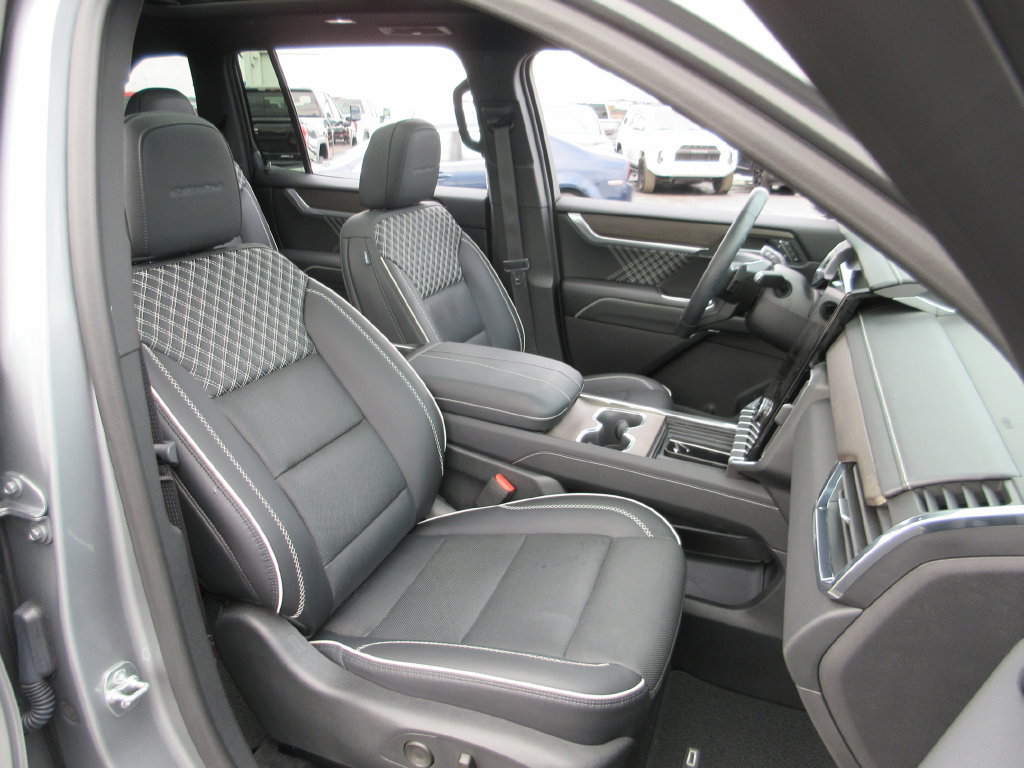 Certified 2025 GMC Acadia Denali AWD/4WD image 24