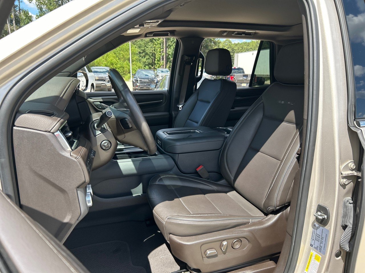 Used 2022 GMC Yukon Denali RWD image 17