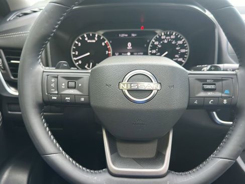 Used 2025 Nissan Rogue SV w/ SV Premium Package image 18