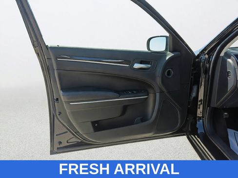 Used 2017 Chrysler 300 Limited w/ Value Package RWD image 16