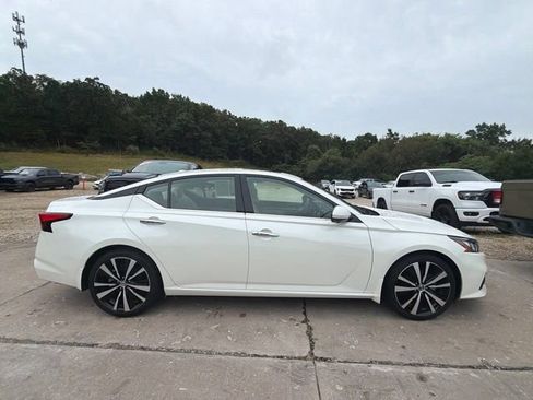 Used 2019 Nissan Altima 2.5 Platinum FWD image 2