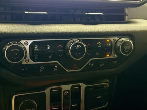 Used 2024 Jeep Gladiator Sport AWD/4WD image 10