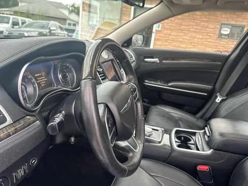 Used 2019 Chrysler 300 Limited AWD/4WD image 24
