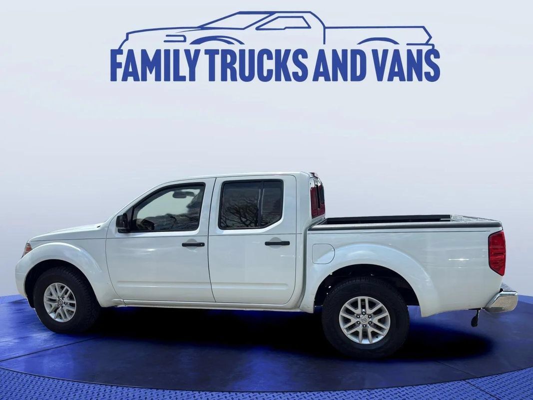 Used 2018 Nissan Frontier SV RWD image 2