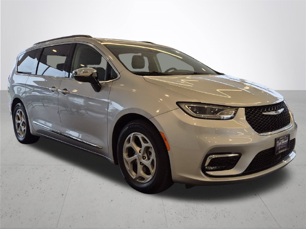Used 2023 Chrysler Pacifica Limited FWD image 5