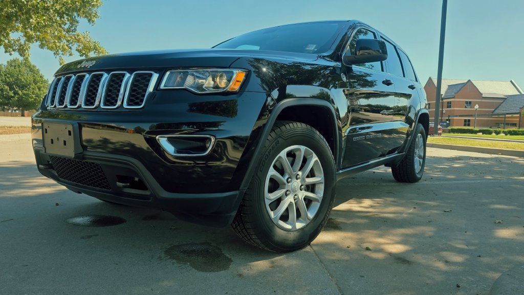 Used 2021 Jeep Grand Cherokee Laredo AWD/4WD image 1