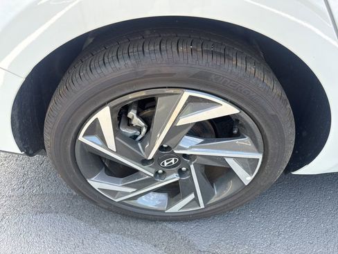Used 2025 Hyundai Elantra SEL FWD image 17
