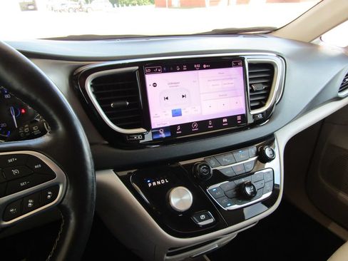 Used 2021 Chrysler Pacifica Touring-L FWD image 29