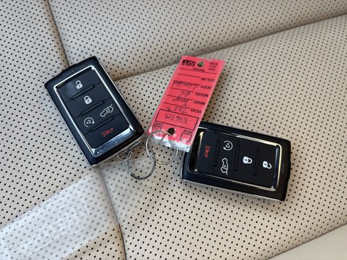 Used 2023 Jeep Grand Cherokee Limited w/ Luxury Tech Group II AWD/4WD image 40