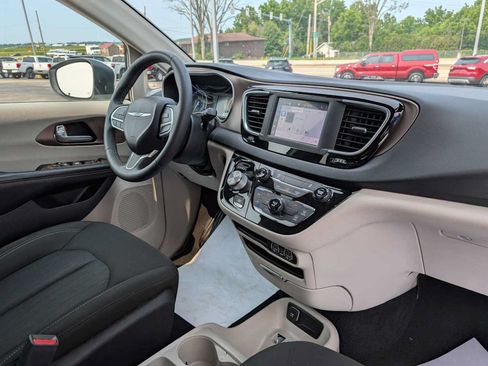 Used 2022 Chrysler Voyager LX FWD image 40