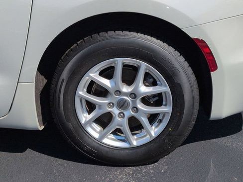Used 2021 Chrysler Pacifica Touring-L FWD image 7