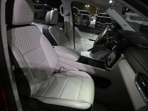 Used 2024 GMC Acadia Denali image 16