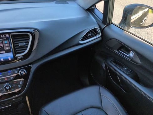 Used 2026 Chrysler Pacifica Select FWD image 17