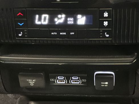 Used 2023 Jeep Wagoneer L Series III w/ Premium Group I AWD/4WD image 38