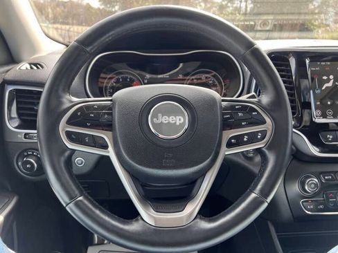 Used 2019 Jeep Cherokee Limited w/ Luxury Group FWD image 18