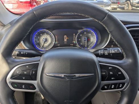 Used 2024 Chrysler Pacifica Limited FWD image 30