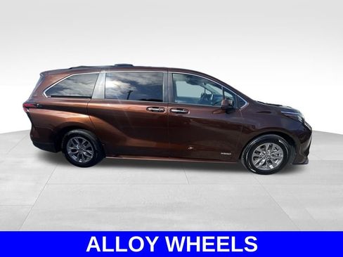 Used 2021 Toyota Sienna XLE image 3