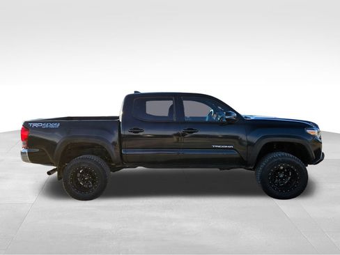 Used 2016 Toyota Tacoma TRD Off-Road image 4