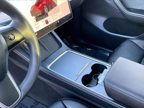 Used 2022 Tesla Model Y Long Range image 23