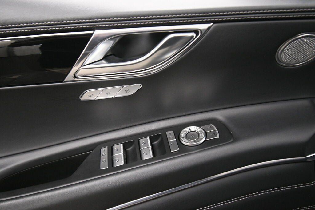 Used 2025 Genesis GV80 2.5T Standard AWD/4WD image 12