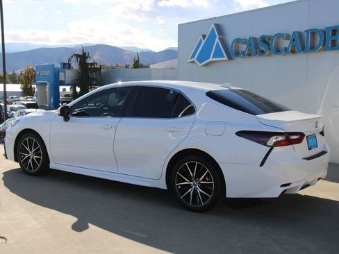 Used 2024 Toyota Camry SE image 6