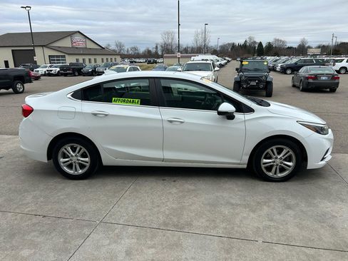 Used 2018 Chevrolet Cruze LT image 4